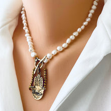 Carica l'immagine nel visualizzatore di Gallery, Pearl Toggle Necklace with Artisan Bronze Hamsa Pendant