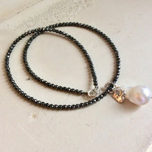 Carica l'immagine nel visualizzatore di Gallery, Baroque Pearl Pendant & Heart Charm Floating on Hematite Necklace