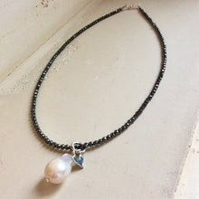 Carica l'immagine nel visualizzatore di Gallery, Baroque Pearl Pendant & Heart Charm Floating on Hematite Necklace