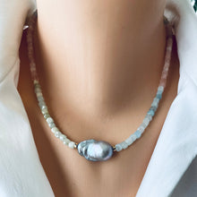 Carica l'immagine nel visualizzatore di Gallery, Morganite necklace with grey baroque pearl in middle