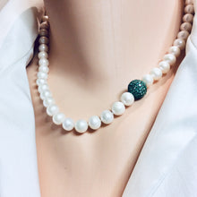 Carica l'immagine nel visualizzatore di Gallery, Hand knotted Freshwater pearl necklace with a touch of green