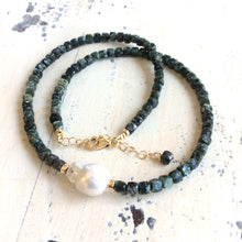 Carica l'immagine nel visualizzatore di Gallery, Deep Green Seraphinite Choker Necklace & White Baroque Pearl