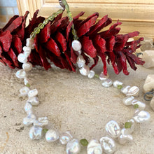 Carica l'immagine nel visualizzatore di Gallery, Peridot & Keshi Pearl Choker Necklace, 16"inches