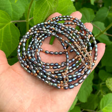 Carica l'immagine nel visualizzatore di Gallery, Black Mini Rice pearl Necklace w Solid Copper & Rose 14k GF