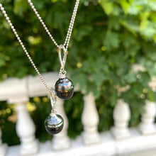 Carica l'immagine nel visualizzatore di Gallery, Black Tahitian teardrop pearl pendant on a sterling silver ball chain, available in 20 or 22 inches. This elegant handmade jewelry piece is a perfect June birthstone gift for her.