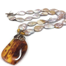Carica l'immagine nel visualizzatore di Gallery, Flat Tear-Shaped Keshi Pearls & Amber Pendant Necklace