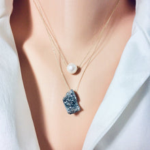 Load image into Gallery viewer, Solid Gold 18K Chain & Raw Druzy Quartz Pendant
