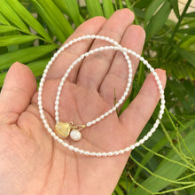 Carica l'immagine nel visualizzatore di Gallery, White Mini Rice pearl Necklace, Sea Shell Charm, 14k GF