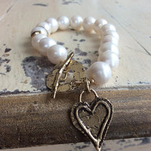 Carica l'immagine nel visualizzatore di Gallery, Large Pearls Love Charm Bracelet