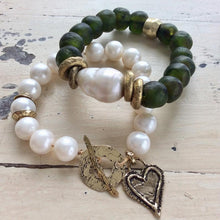 Carica l'immagine nel visualizzatore di Gallery, Large Pearls Love Charm Bracelet