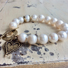 Carica l'immagine nel visualizzatore di Gallery, Large Pearls Love Charm Bracelet