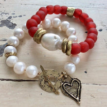 Carica l'immagine nel visualizzatore di Gallery, Large Pearls Love Charm Bracelet