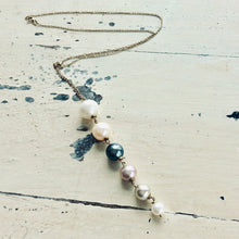 Carica l'immagine nel visualizzatore di Gallery, Solid Gold 18k chain Pearl Cascade Pendant
