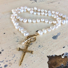 Carica l'immagine nel visualizzatore di Gallery, Pearl Necklace & Cross Pendant Necklace