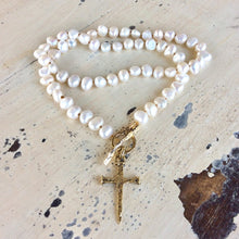 Carica l'immagine nel visualizzatore di Gallery, Pearl Necklace & Cross Pendant Necklace