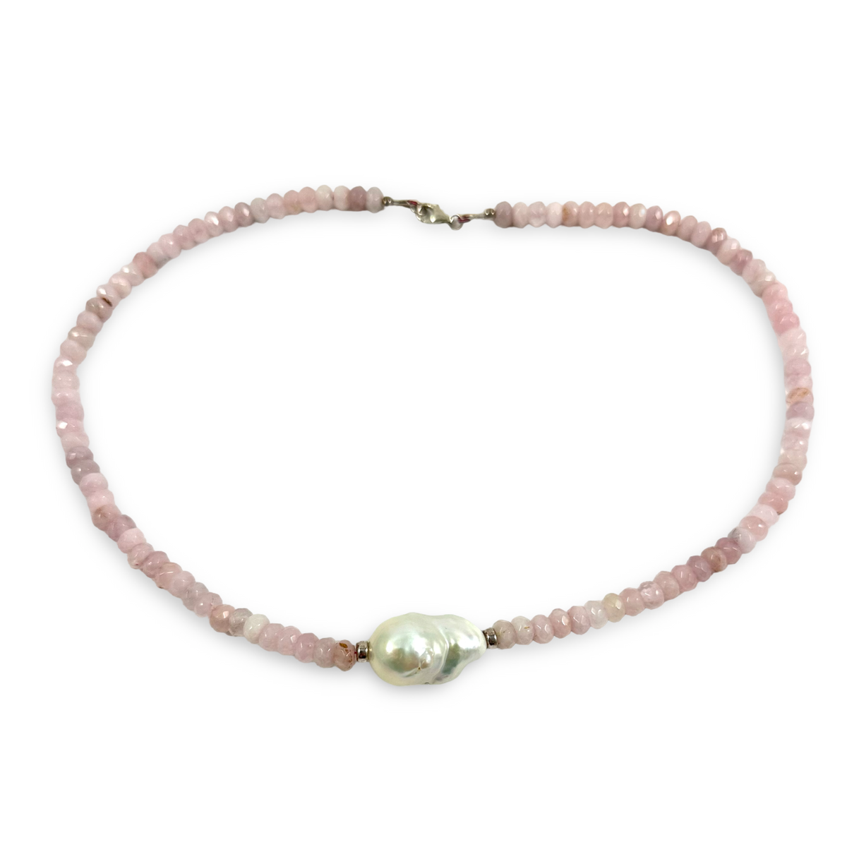 Collier de perles en quartz rose de Madagascar avec grosse perle baroque et détails en argent, 44,5 cm