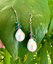 Carica l&#39;immagine nel visualizzatore di Gallery, White Baroque Pearls Dangle Earrings, Women Green Onyx Earrings
