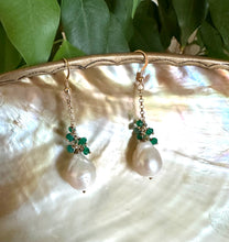 Carica l&#39;immagine nel visualizzatore di Gallery, White Baroque Pearls Dangle Earrings, Women Green Onyx Earrings
