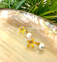 Carica l&#39;immagine nel visualizzatore di Gallery, Edison White Pearls and Citrine Drop Earrings, Yellow Enamel &amp; Gold Plated Flower Studs
