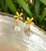 Carica l&#39;immagine nel visualizzatore di Gallery, Edison White Pearls and Citrine Drop Earrings, Yellow Enamel &amp; Gold Plated Flower Studs
