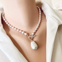 Cargar imagen en el visor de la galería, Pink Pearl Toggle Necklace with White Baroque Pearl Pendant, Gold Vermeil Silver Plated Details, 17&quot;inches
