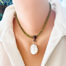 Lade das Bild in den Galerie-Viewer, Peridot and Gold Filled Choker Necklace, Baroque Pearl Pendant, Gold Bronze, August Birthstone
