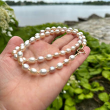 Carica l&#39;immagine nel visualizzatore di Gallery, Classic Pastel Pearl Necklace of AAA+ Quality with Gold Filled Toggle Closure and Beads, 21.5&quot;inches
