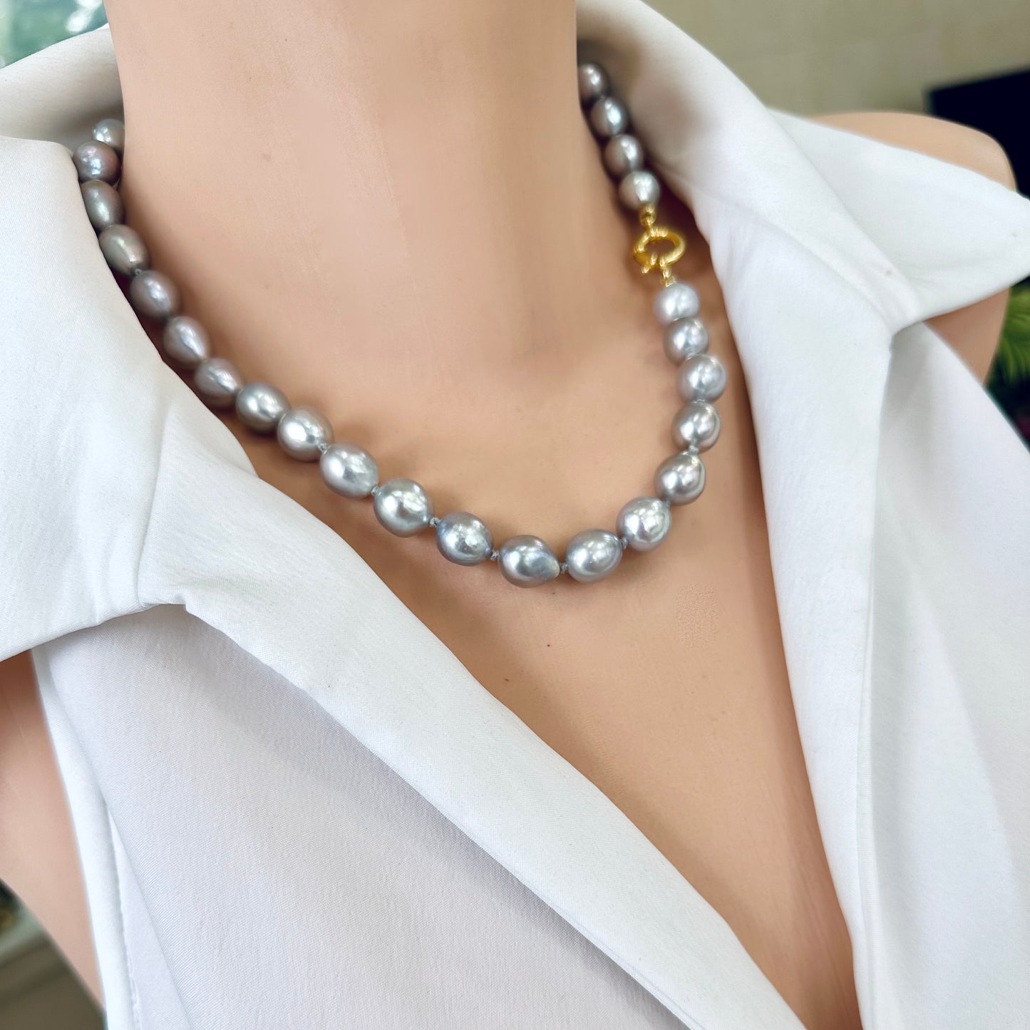 Edison Grey Pearl Necklace – detailed frontal view on mannequin