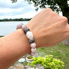 Carica l&#39;immagine nel visualizzatore di Gallery, Light Pinkish Grey Jade Beads &amp; Pearl Stretch Bracelet
