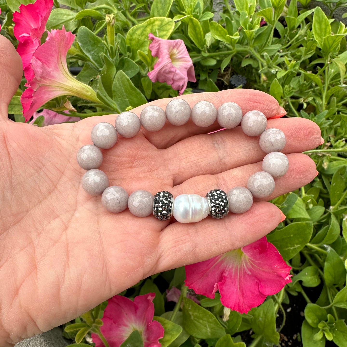 Light Pinkish Grey Jade Beads & Pearl Stretch Bracelet