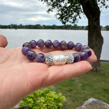 Charger l&#39;image dans la galerie, Purple Chevron Amethyst &amp; Pearl Stretch Bracelet
