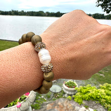 Load image into Gallery viewer, Golden Druzy Agate Beads &amp; Pearl Stretch Bracelet with Polymer Clay Rhinestones
