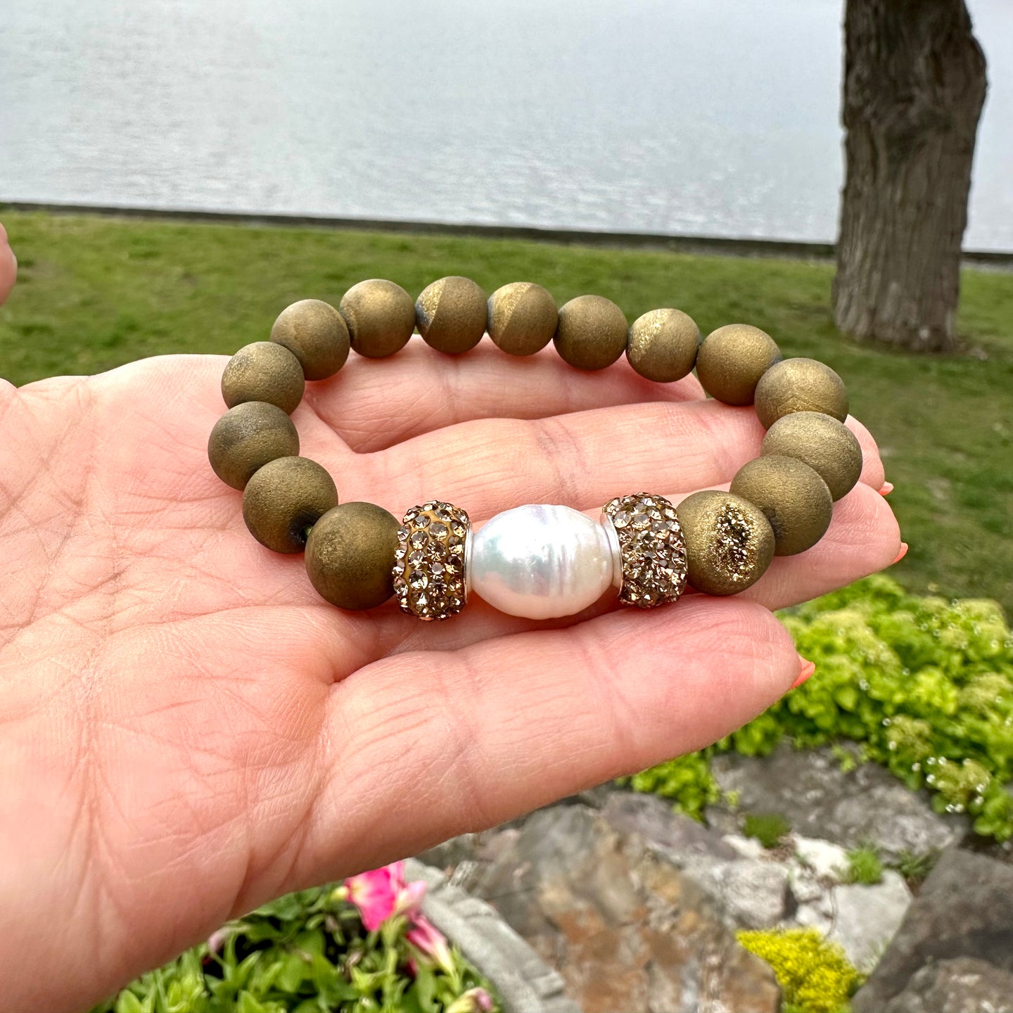 Golden Druzy Agate Stretch Bracelet with Pearl