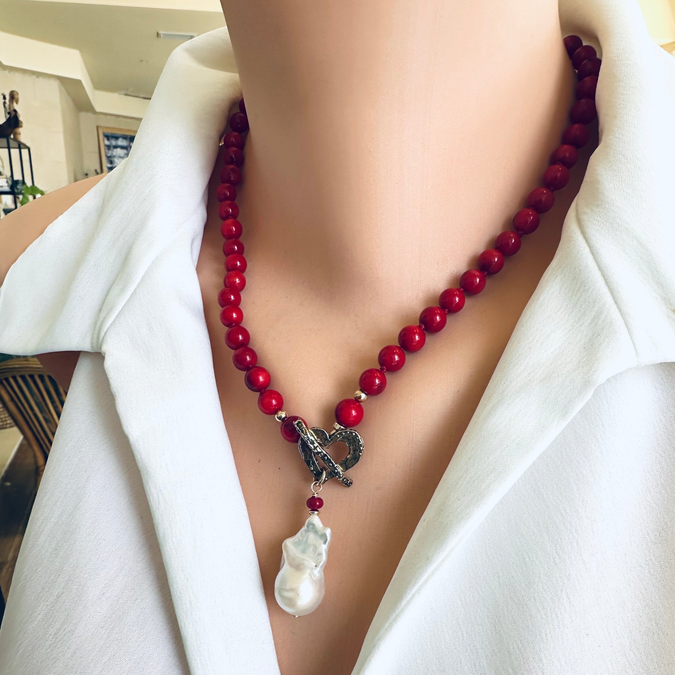 Collier en corail de bambou rouge et perles baroques blanches, plaqué or et bronze doré, 47 cm