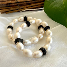 Carica l&#39;immagine nel visualizzatore di Gallery, Freshwater Pearl Stretch Bracelet &amp; Black Polymer Clay Rhinestones Pave
