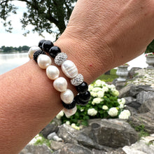 Cargar imagen en el visor de la galería, Freshwater Pearl Stretch Bracelet &amp; Black Polymer Clay Rhinestones Pave
