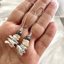 Lade das Bild in den Galerie-Viewer, Freshwater Gray &amp; Peachy Petal Pearl Threaders, Silver Long Pearl Earrings
