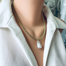 Charger l&#39;image dans la galerie, Faceted peridot bead chain necklace with a baroque pearl pendant, featuring a green design perfect for August birthstone jewelry. This 18.5-inch gold-filled necklace is an elegant birthday gift for her.
