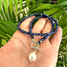 Cargar imagen en el visor de la galería, Denim Blue Sodalite Toggle Choker Necklace with Baroque Pearl Pendant, Gold Plated, 16&quot;in
