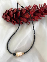 Lade das Bild in den Galerie-Viewer, Festive Black Spinel and Golden Pink Baroque Pearl Beaded Necklace with Gold Filled Details, 17.5&quot;in
