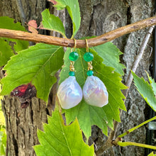 Carica l&#39;immagine nel visualizzatore di Gallery, White Baroque Pearl Drop Earrings with Emerald Green Agate Accent, Gold Vermeil Plated Silver
