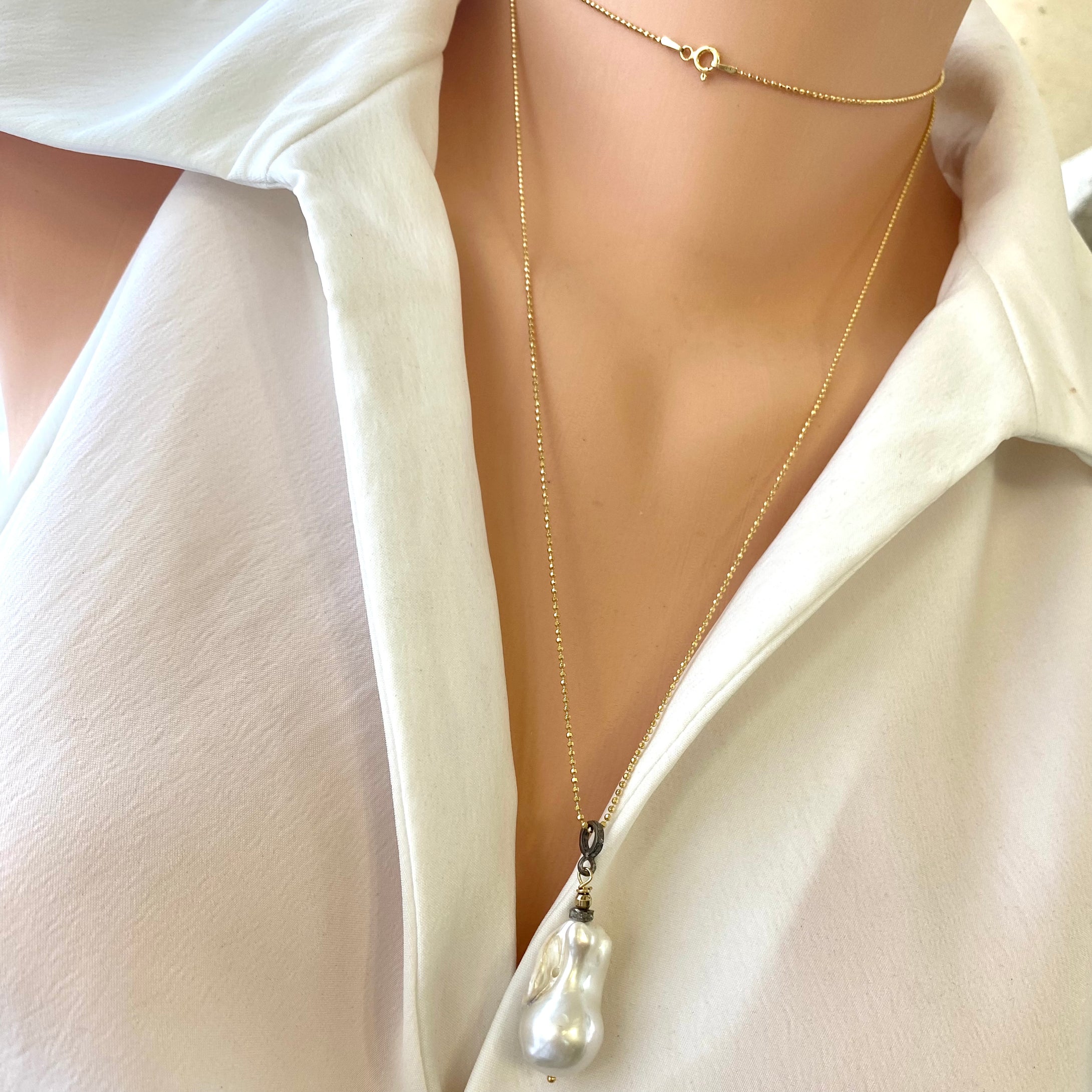 Single Baroque Pearl & Diamonds pendant Necklace