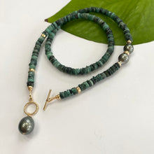 Lade das Bild in den Galerie-Viewer, Green gemstone necklace with Tahitian pearls
