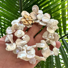 Lade das Bild in den Galerie-Viewer, Romantic &amp; elegant White Keshi Pearl Necklace. Featuring lustrous petal-shaped Keshi pearls, finished with a large gold-plated one of a kind flower box clasp that adds a charming, vintage-inspired detail. 17.5 inches long.
