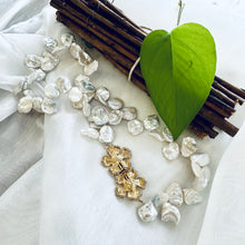 Charger l&#39;image dans la galerie, Spectacular White Keshi Pearl Necklace with Gold Plated Flower Box Clasp - 20&quot;
