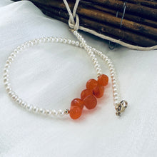 Carica l&#39;immagine nel visualizzatore di Gallery, double wrap bracelet, featuring one long strand of lustrous freshwater pearls 4mm accented by stunning deep orange Carnelian Onion briolettes. Gold filled lobster clasp
