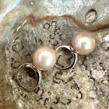 Carica l&#39;immagine nel visualizzatore di Gallery, Light Pink Near Round Edison Pearl Hoop Earrings in Silver, 13mm
