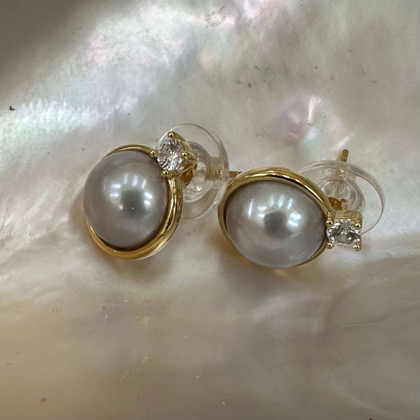 Silver grey pearl stud earrings with CZ – gold vermeil, handcrafted elegance, featuring Edison Mabe pearls.
