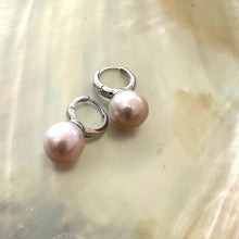 Carica l&#39;immagine nel visualizzatore di Gallery, Light Pink Near Round Edison Pearl Hoop Earrings in Silver, 13mm
