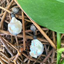 Carica l&#39;immagine nel visualizzatore di Gallery, Freshwater Baroque Pearl Drop Earrings with Diamonds Pave Studs, Oxidized Silver
